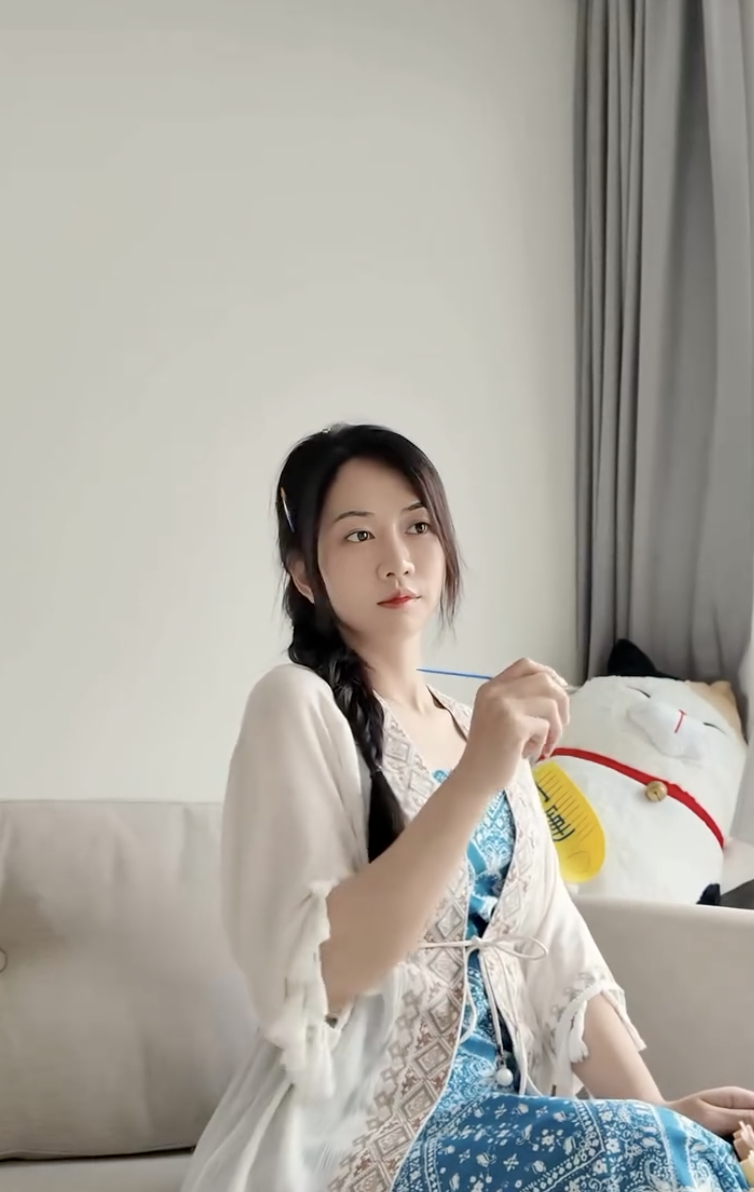 Nữ TikToker trong tư thế vẽ tranh