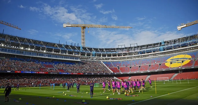 Barca có thể cần mượn thêm tiền để đại tu sân nhà. Barca có thể cần mượn thêm tiền để đại tu sân nhà.