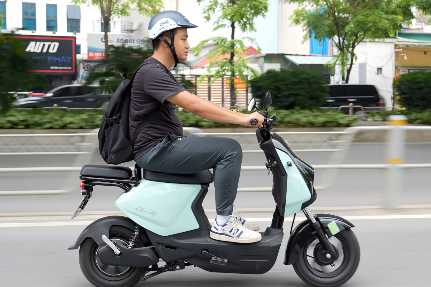 Cầm lái VinFast Amio: Tay ga mượt, dễ lái, pin ‘ngon’, thiết kế tối ưu thêm một điểm sẽ hợp lý- Ảnh 20.