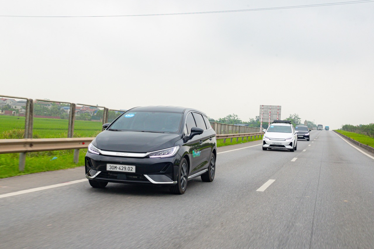 BYD M6 vận hành mượt mà