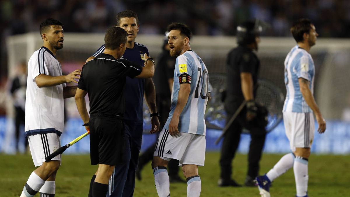Messi có thể bị phạt vì xúc phạm trọng tài Lionel Messi Argentina