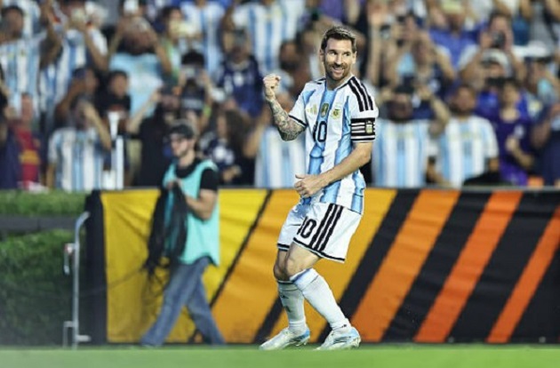 Messi ghi bàn