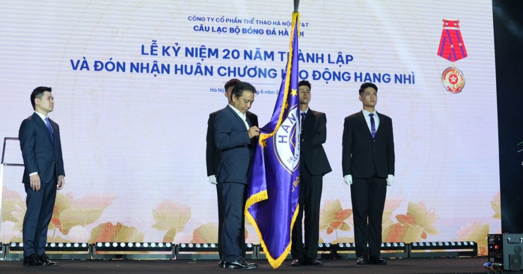 CLB Hà Nội nhận Huân chương Lao động hạng Nhì tôn vinh chặng đường 20 năm thành công rực rỡ