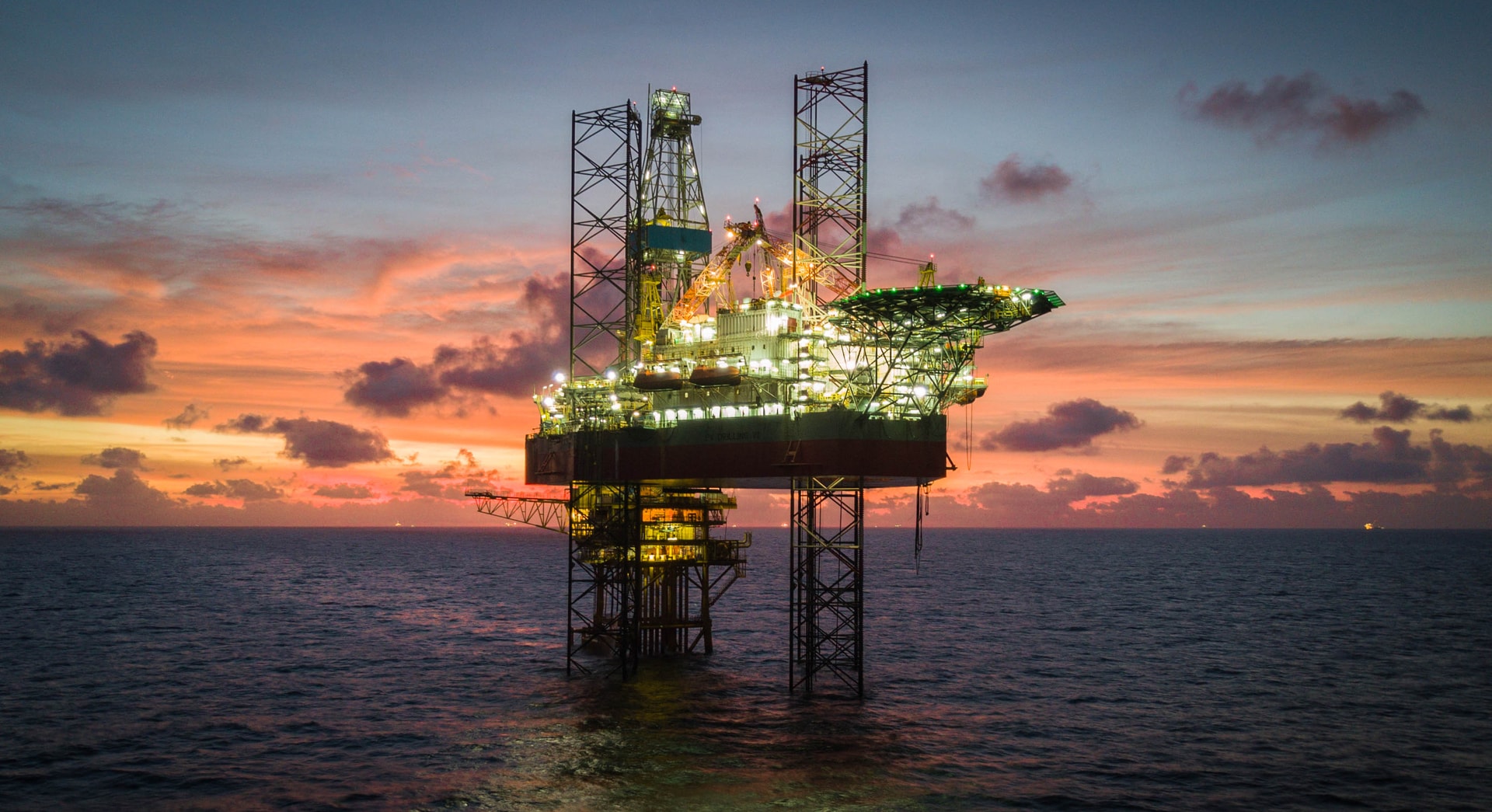 Giàn khoan tự nâng PV DRILLING I hoạt động ngoài khơi Việt Nam