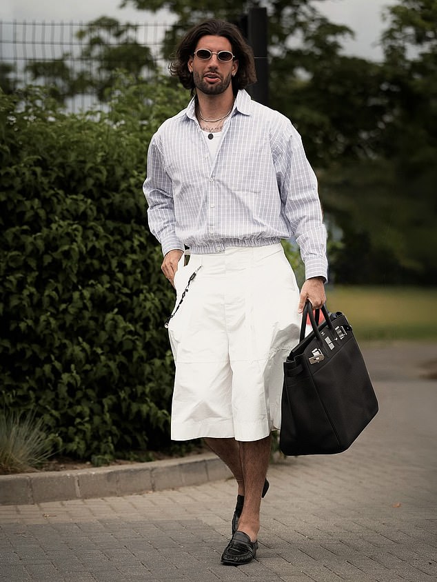 Đội trưởng Hungary Dominik Szoboszlai với túi Hermes Birkin