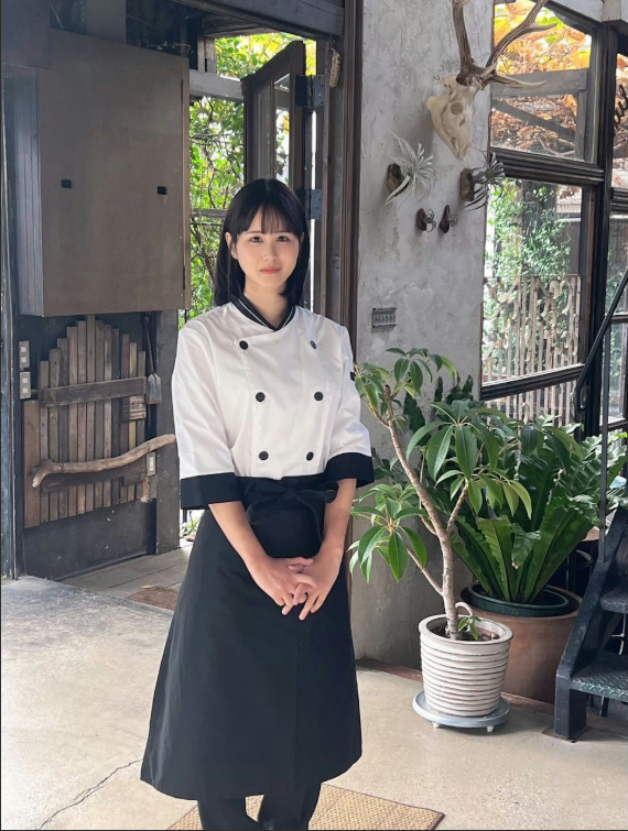 Đang là đầu bếp tại nhà hàng Michelin 3 sao, cô gái xinh đẹp bất ngờ chuyển hướng thành hot girl gợi cảm, gây sốc CĐM- Ảnh 1. Cô gái từng là đầu bếp tại nhà hàng Michelin