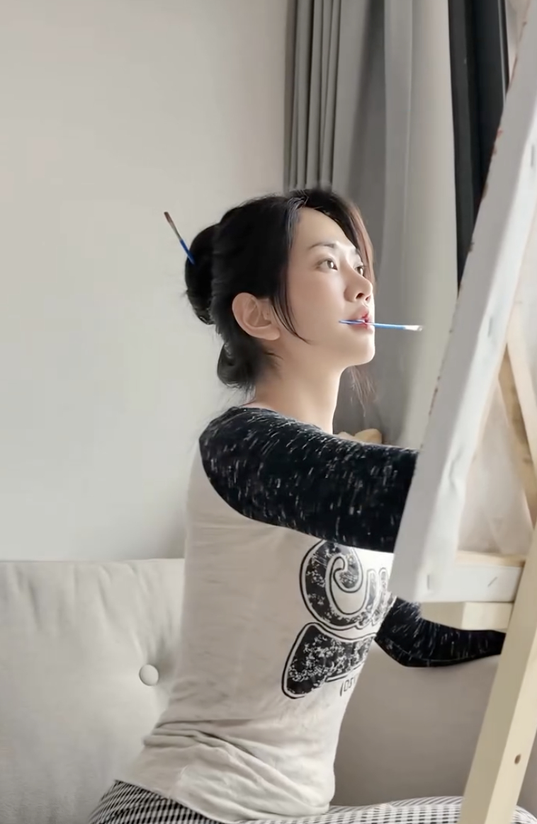 Hình ảnh Lê Bống ngậm cọ vẽ tranh