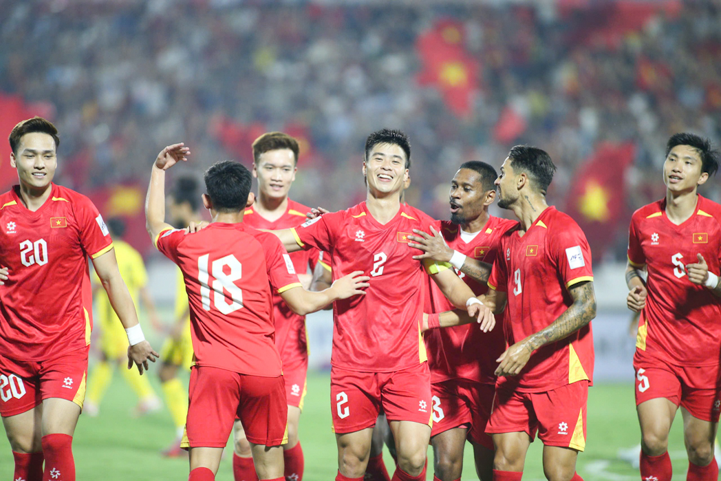 HLV Kim Sang-sik muốn cùng tuyển Việt Nam phá dớp tại AFF Cup 2026 - Ánh 1. HLV Kim Sang-sik muốn cùng tuyển Việt Nam phá dớp tại AFF Cup 2026 - Ánh 1.