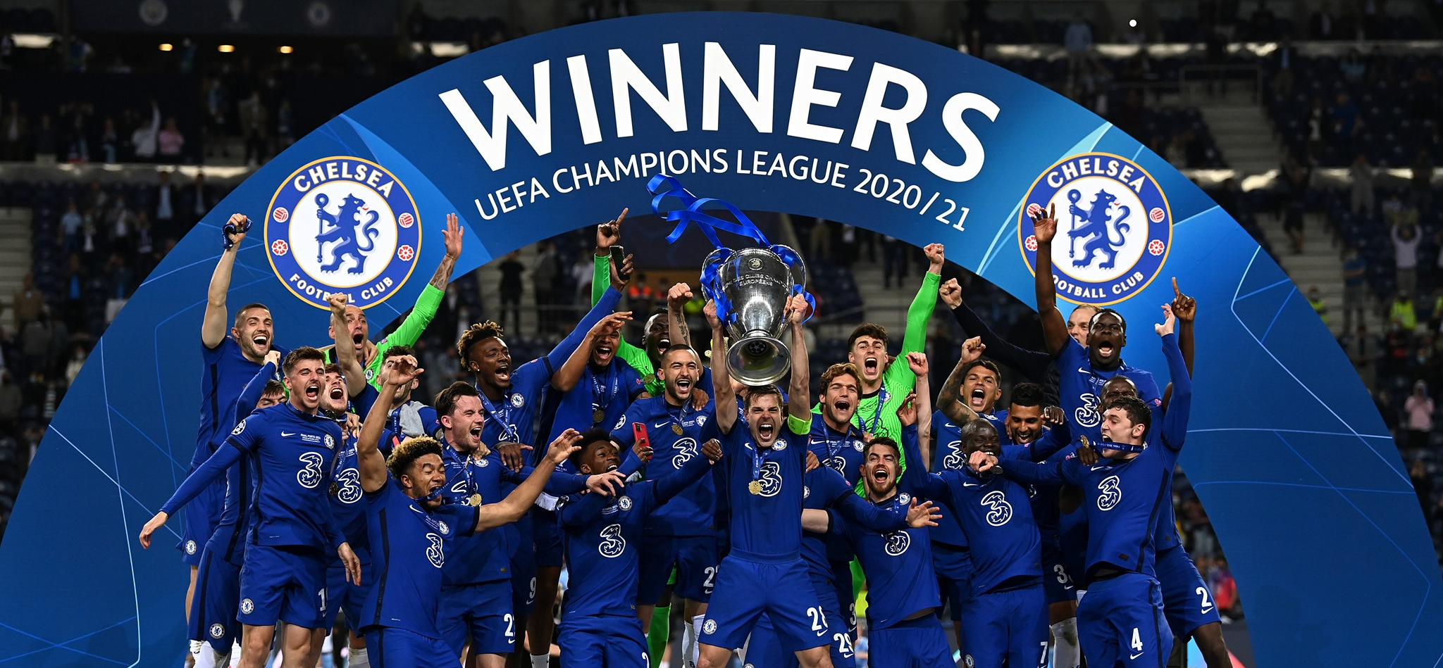 Azpilicueta quỳ gối khóc sau chức vô địch.
