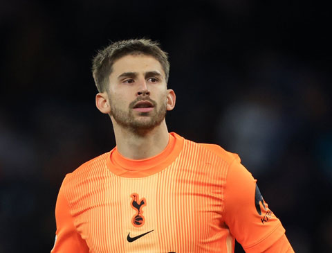 Với sự xuất hiện của Dubravka tương lai của Vicario tại Tottenham gần như đã khép lại