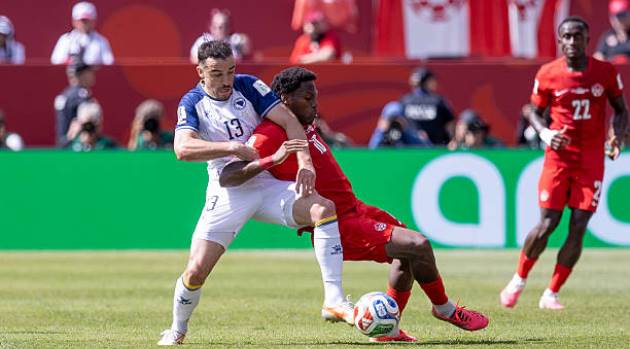 Jonathan David (áo đỏ) là niềm hy vọng lớn của Canada. Jonathan David (áo đỏ) là niềm hy vọng lớn của Canada.