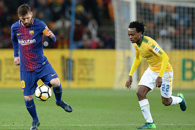 Percy Tau từng đối đầu với Messi Percy Tau từng đối đầu với Messi