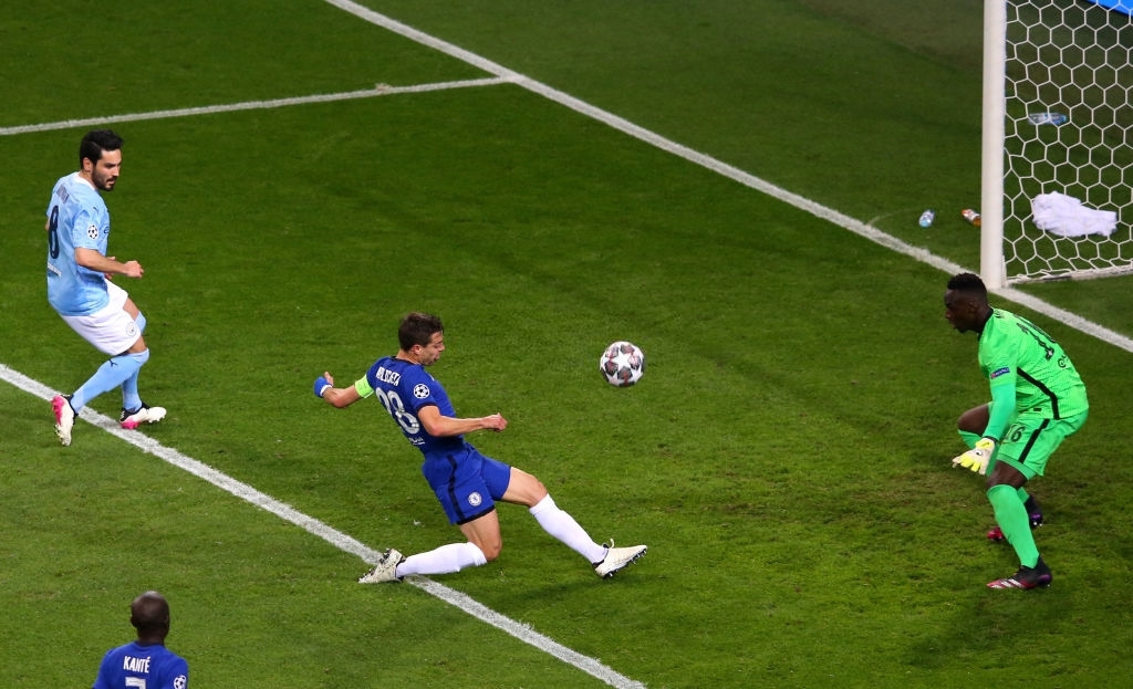 Azpilicueta chỉ huy phòng ngự.