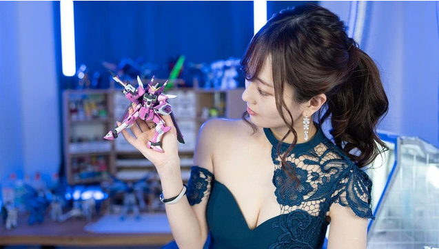 YouTuber Rei Takane nổi tiếng với Gunpla