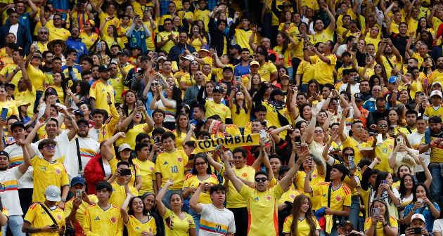 CĐV cuồng nhiệt của Colombia. Cổ động viên Colombia cổ vũ nhiệt tình