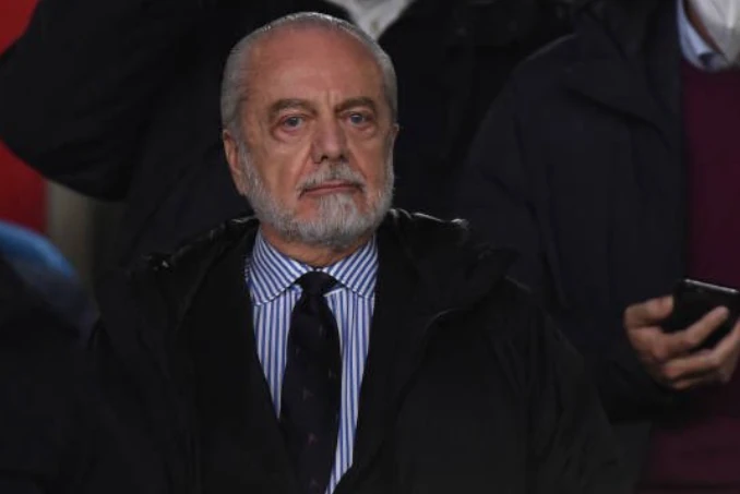 Chủ tịch Aurelio De Laurentiis từ chối bán Napoli. Chủ tịch Aurelio De Laurentiis từ chối bán Napoli.