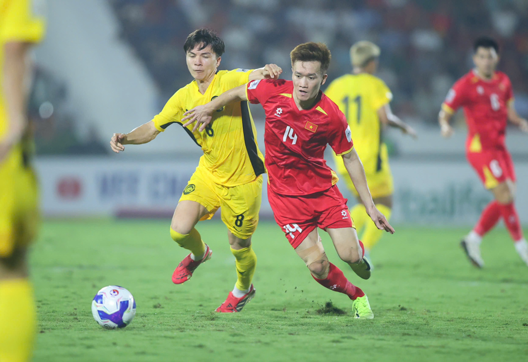 HLV Kim Sang-sik muốn cùng tuyển Việt Nam phá dớp tại AFF Cup 2026 - Ánh 3. HLV Kim Sang-sik muốn cùng tuyển Việt Nam phá dớp tại AFF Cup 2026 - Ánh 3.