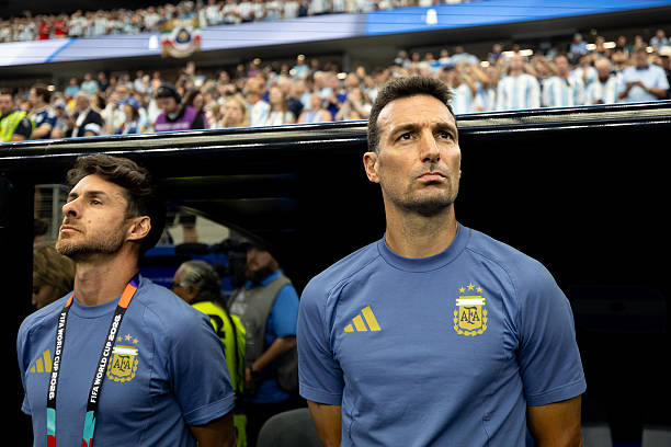 Lựa chọn chiến thuật hợp lý của Lionel Scaloni giúp Argentina giành chiến thắng. HLV Lionel Scaloni điều chỉnh chiến thuật hợp lý giúp Argentina giành chiến thắng