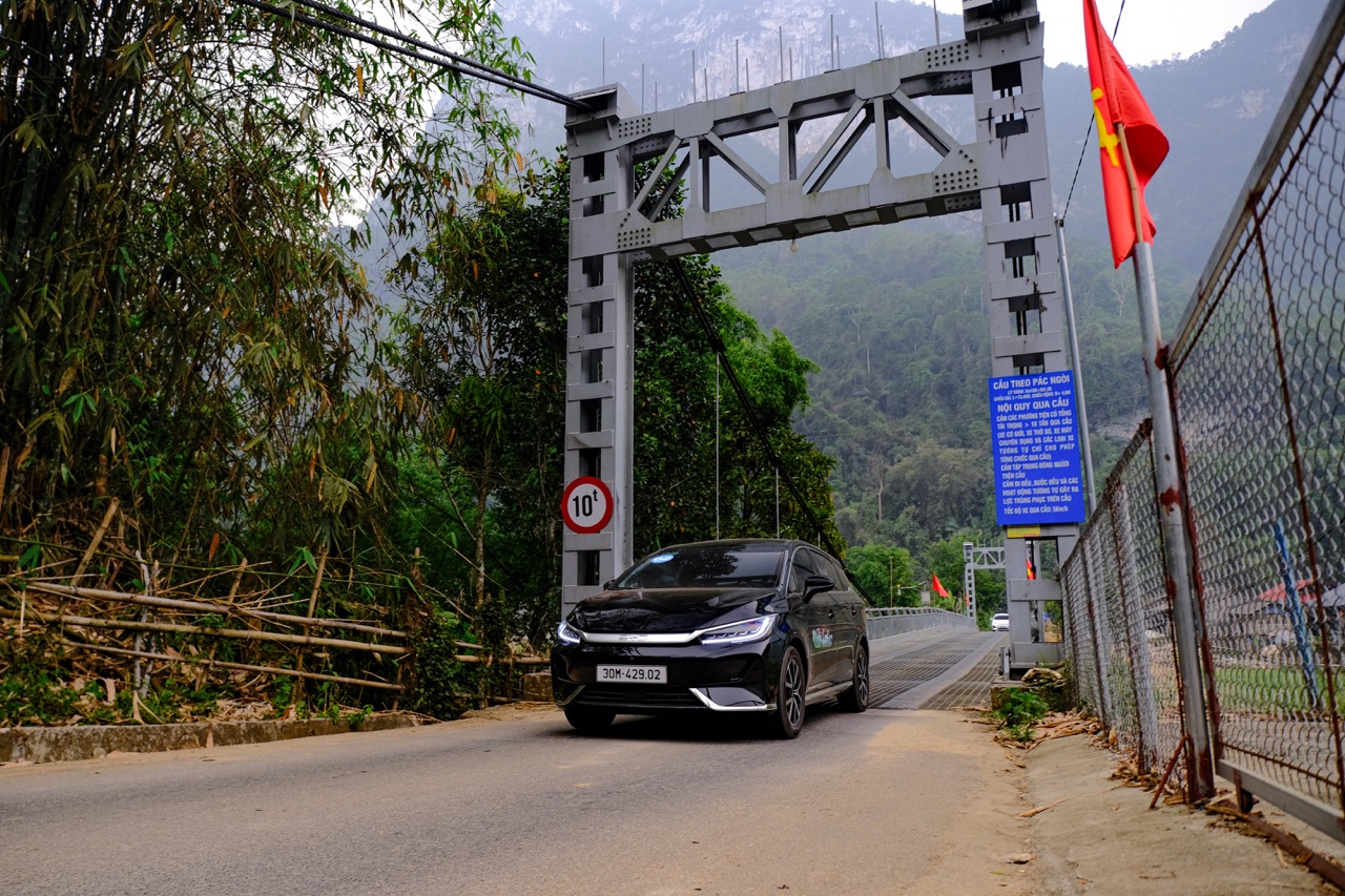 BYD M6 vận hành mạnh mẽ trên đèo dốc