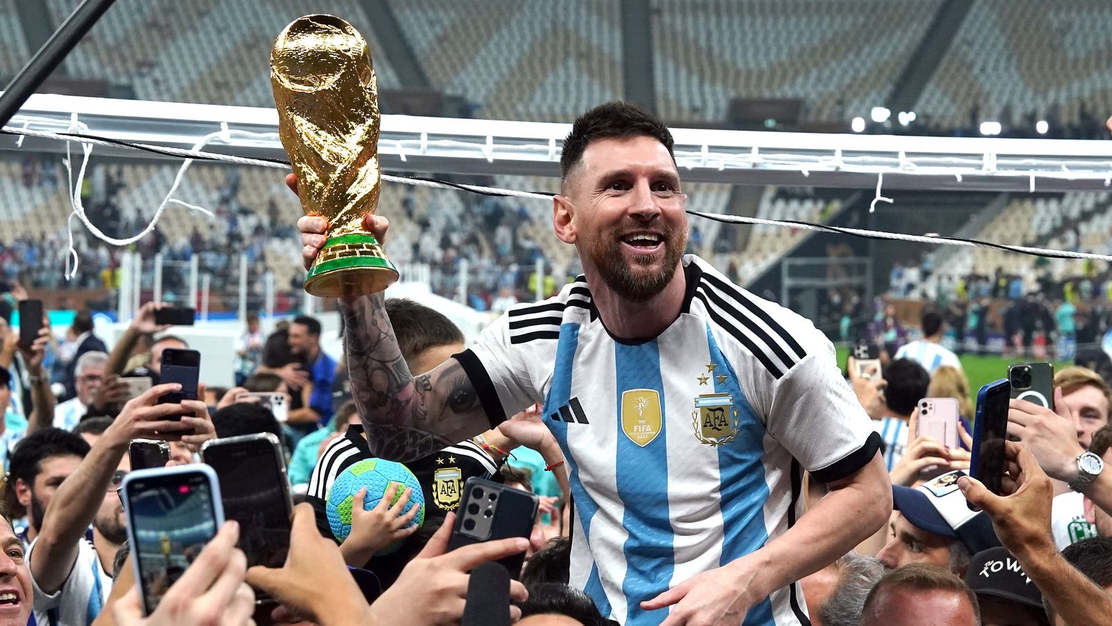 Anh đang hoàn thiện chương cuối của huyền thoại. Messi thi đấu đầy cảm xúc