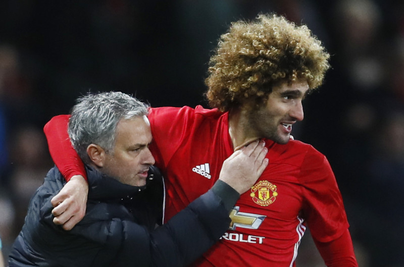Tin thể thao 5-4 MU ưu tiên gia hạn Fellaini, Conte giữ bí mật về Sanchez