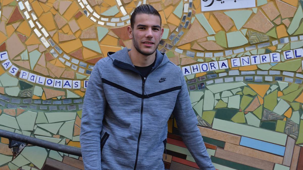 Diego Simeone bảo vệ Theo Hernandez