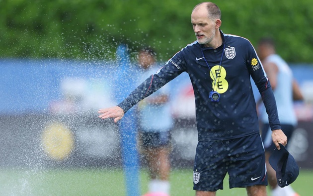 HLV Tuchel làm mát cơ thể bằng vòi phun nước