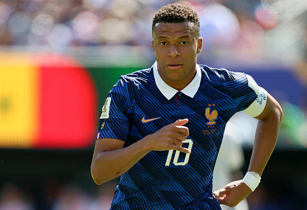 Kylian Mbappe tỏa sáng với cú đúp Mbappe ghi bàn cho tuyển Pháp