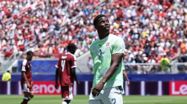 Breel Embolo ghi bàn đầu tiên từ chấm 11 ở các kỳ World Cup cho Thụy Sĩ. Breel Embolo ghi bàn từ quả phạt đền World Cup