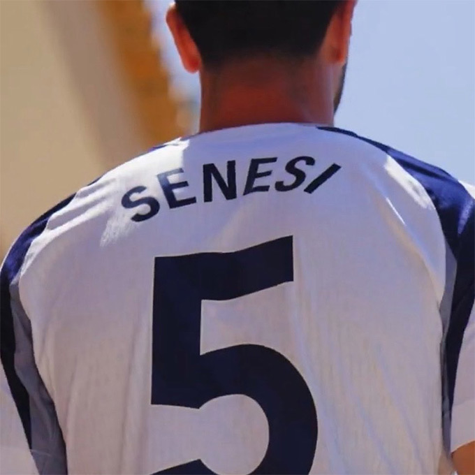 Senesi khoác áo số 5 tại Tottenham Senesi mang áo số 5 ở Tottenham