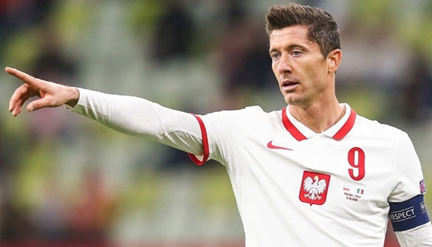 Lewandowski là mũi nhọn đáng chú ý nhất trên sân. Lewandowski - tiền đạo chủ lực Ba Lan