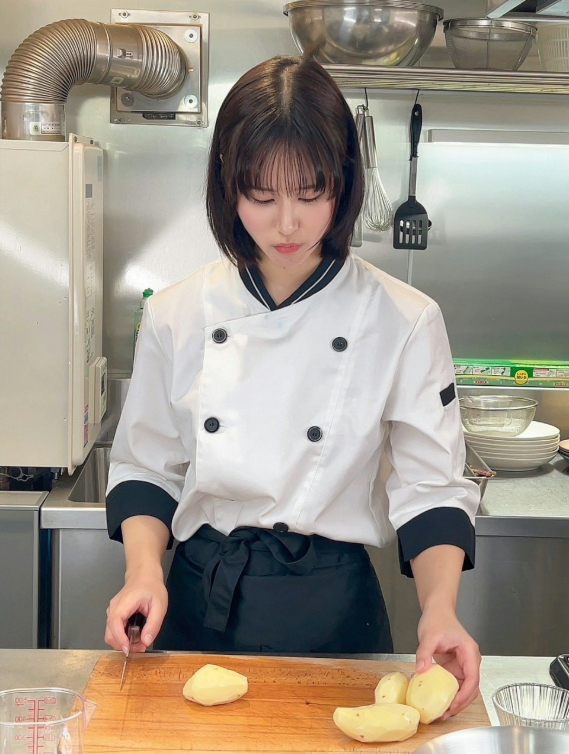 Đang là đầu bếp tại nhà hàng Michelin 3 sao, cô gái xinh đẹp bất ngờ chuyển hướng thành hot girl gợi cảm, gây sốc CĐM- Ảnh 2. Hot girl từng là đầu bếp Michelin
