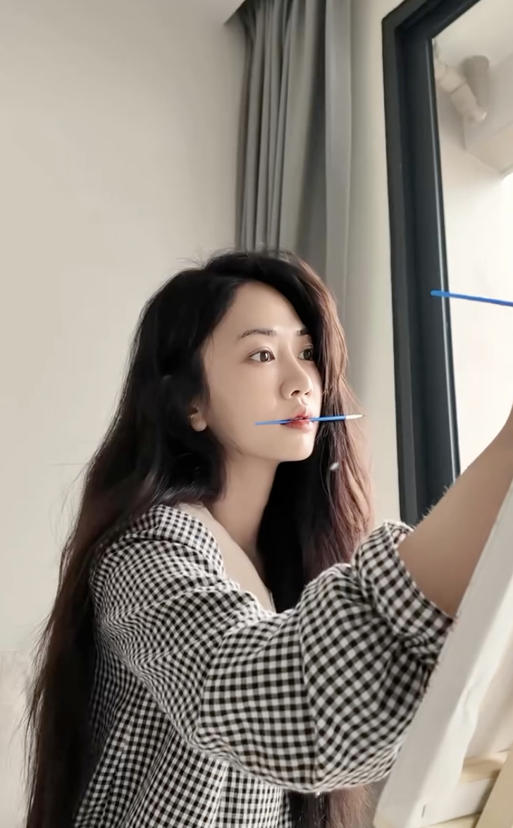 Tư thế ngồi tô màu của Lê Bống