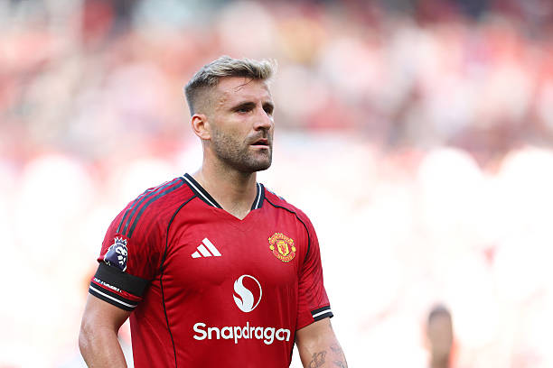 Shaw có thể phải giảm lương để ở lại Old Trafford. Shaw có thể phải giảm lương để ở lại Old Trafford.