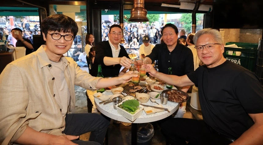 Jensen Huang dự tiệc thịt nướng cùng các chủ tịch tập đoàn lớn Hàn Quốc Jensen Huang dùng tiệc thịt nướng với chủ tịch LG, SK, Naver