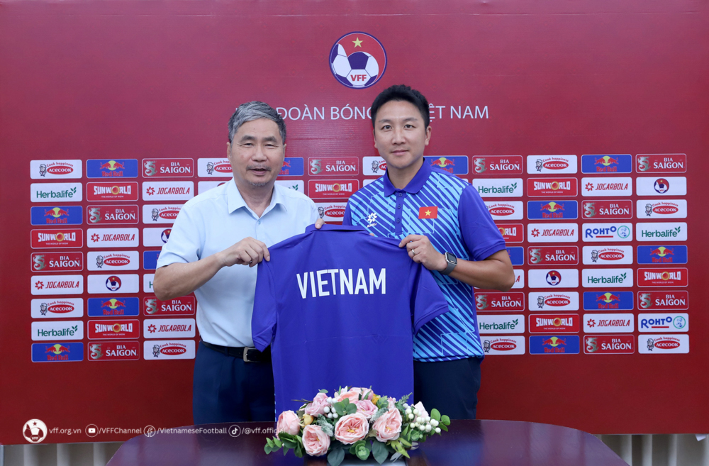 Trợ lý Yoon là cánh tay đắc lực của HLV Kim. Trợ lý HLV Yoon Dong-hun