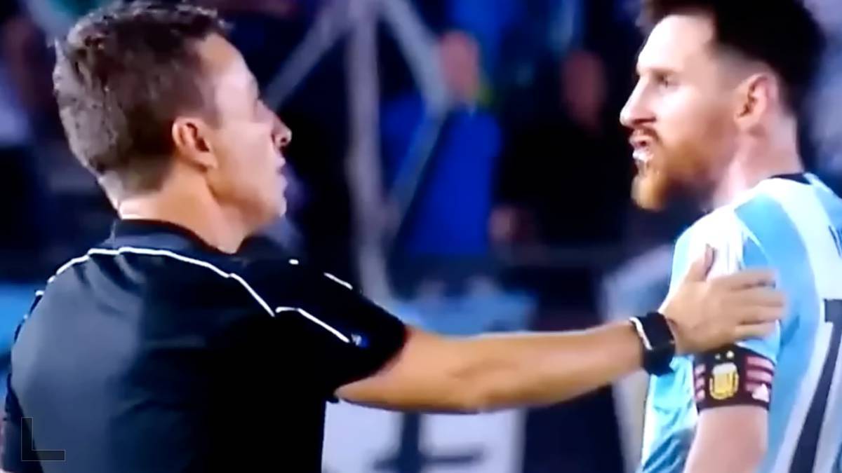 Messi liên tục văng tục với trọng tài trong trận Argentina thắng Chile Messi phản ứng trọng tài trận Argentina vs Chile