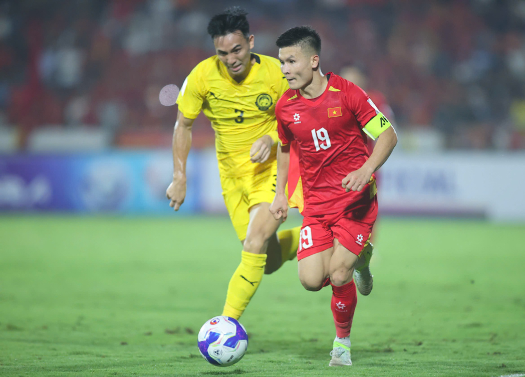 HLV Kim Sang-sik muốn cùng tuyển Việt Nam phá dớp tại AFF Cup 2026 - Ánh 2. HLV Kim Sang-sik muốn cùng tuyển Việt Nam phá dớp tại AFF Cup 2026 - Ánh 2.