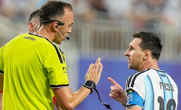 Messi tranh cãi với trọng tài Pinheiro