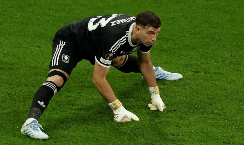 Thủ môn Emiliano Martinez cản phá bóng