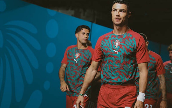 Ronaldo cùng các đồng đội chạm trán một đối thủ cứng cựa tại vòng 32 đội. Ronaldo thi đấu tự tin tại World Cup