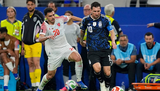 Đối đầu Cape Verde là cơ hội để Lionel Messi nâng cao thành tích ghi bàn. Lionel Messi tranh bóng với cầu thủ Cape Verde