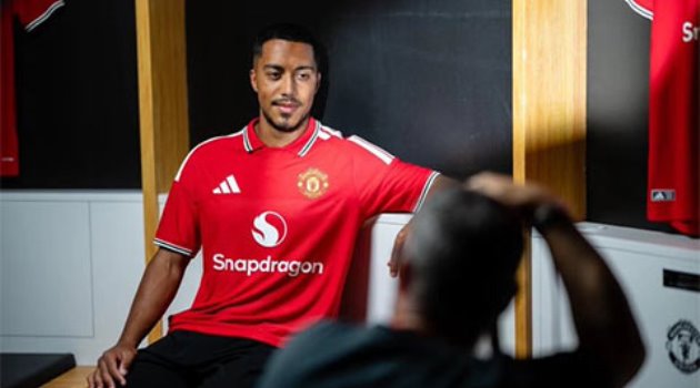 Youri Tielemans mặc áo Man Utd