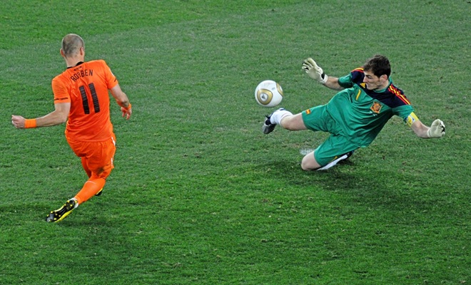 Iker Casillas cứu thua