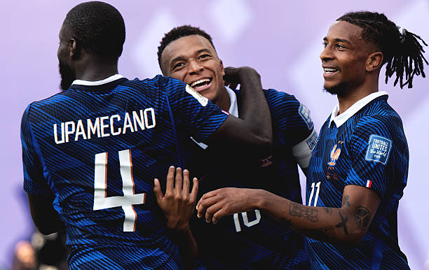 Kylian Mbappe và Michael Olise trên sân