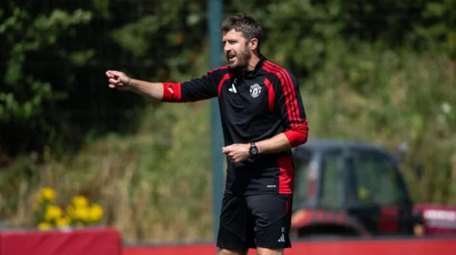Carrick đúng khi theo đuổi lối chơi kiểm soát bóng HLV Michael Carrick bên cạnh bàn huấn luyện