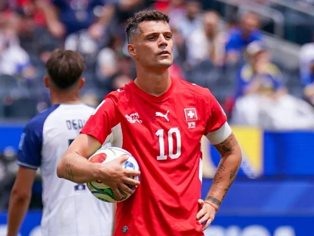 Xhaka thi đấu tập trung trong màu áo Thụy Sĩ