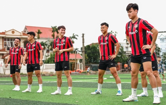 Đội bóng Ninh Bình tập luyện ở Móng Cái