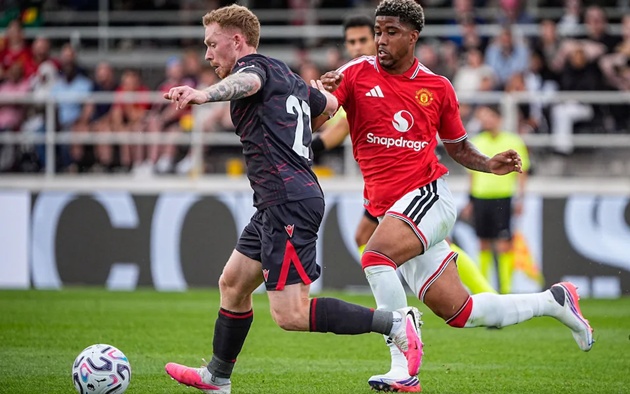 Santos đá trận ra mắt trong ngày MU thất bại Andrey Santos thi đấu năng nổ trong trận gặp Wrexham