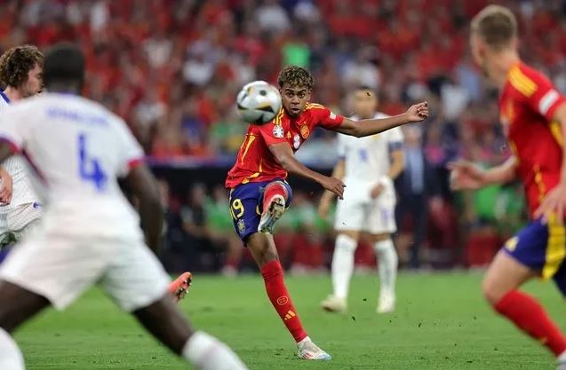 Lamine Yamal ghi bàn siêu phẩm vào lưới tuyển Pháp